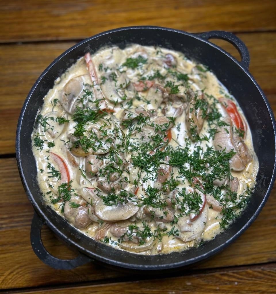 Пательня з куркою та грибами