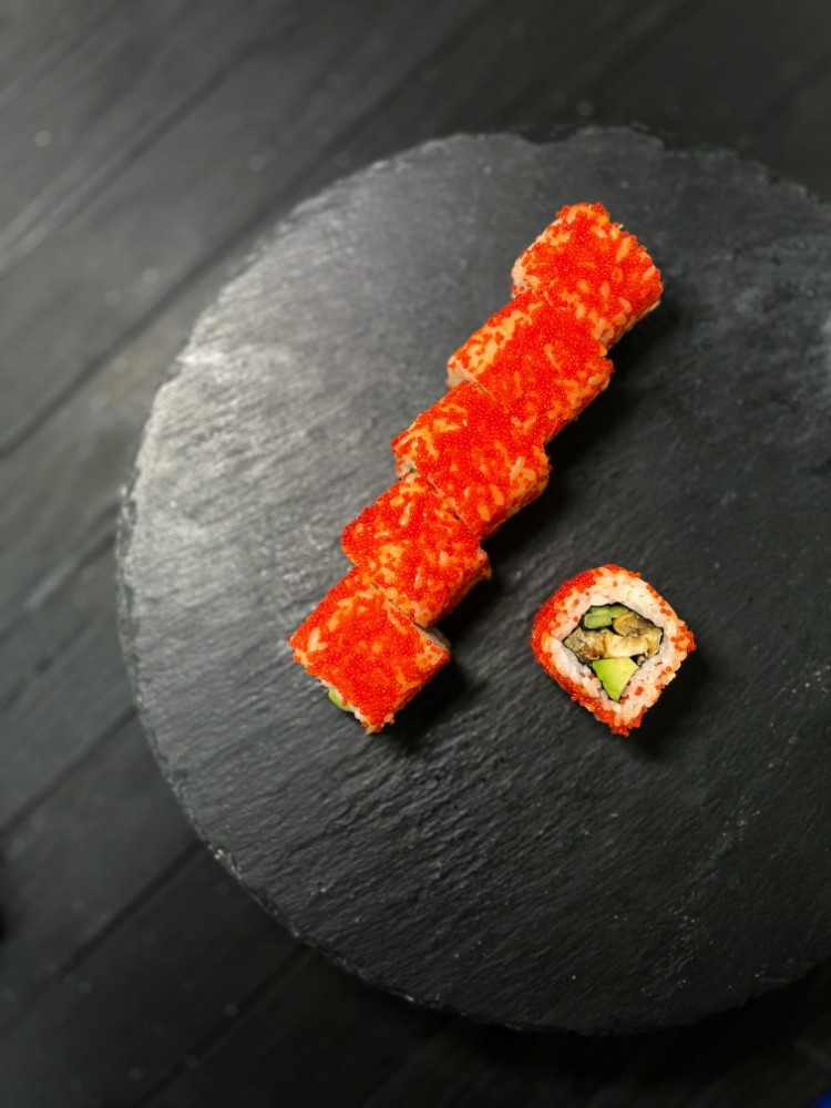 Рол Каліфорнія з вугром в ікрі тобіко / California roll with eel in tobiko caviar 200 г