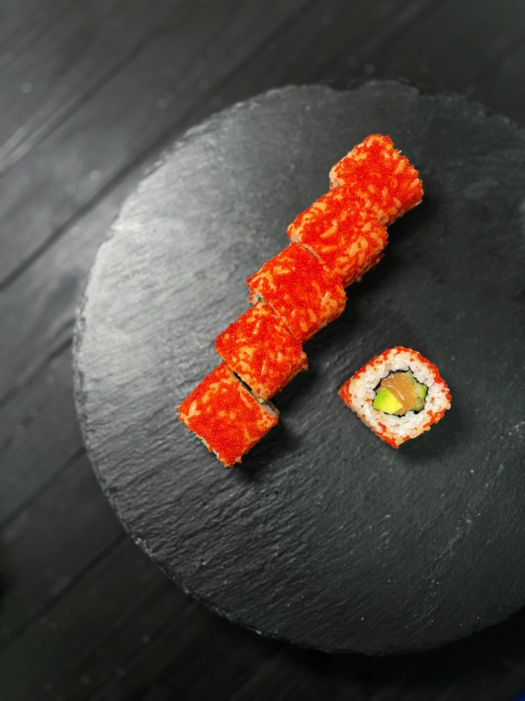 Рол Каліфорнія з копченим лососем в ікрі тобіко / California roll with smoked salmon in tobiko caviar 200 г