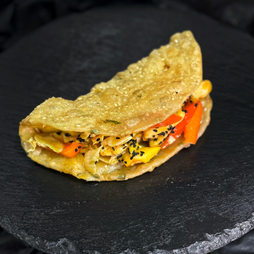 Коржик з куркою та манго/Chiken with mango in a flatbread 230г