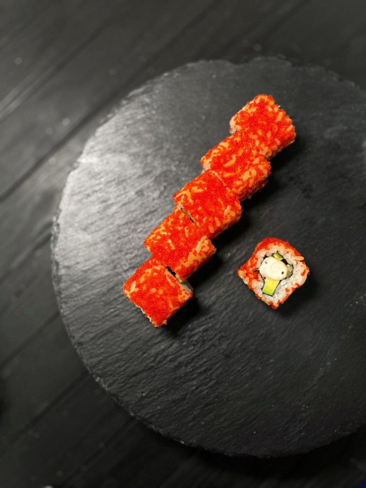 Рол Каліфорнія з креветкою в ікрі тобіко / California roll with shrimp in tobiko caviar 200 г