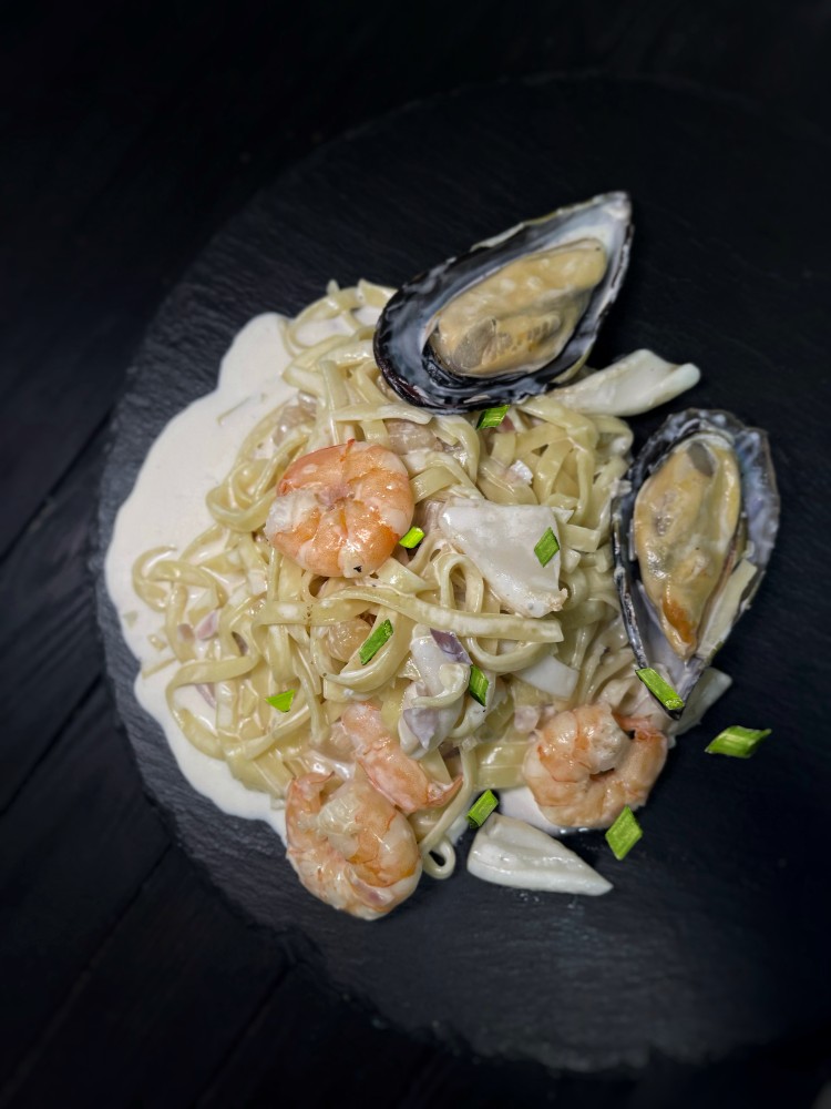 Локшина рисова з морепродуктами в вершковому соусі / Rice noodles with seafood in a creamy sauce 400 г