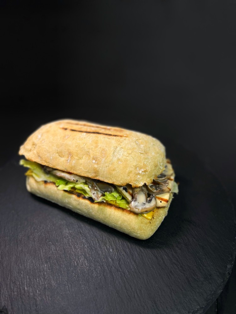 Сандвіч з куркою та грибами / Sandwich with chicken and mushrooms 280 г