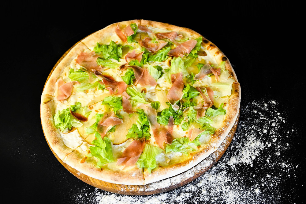 Піца з грушкою та хамоном