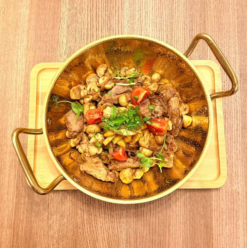 Пательня зі свинним ошийком, печерицями та рум’яною картоплею