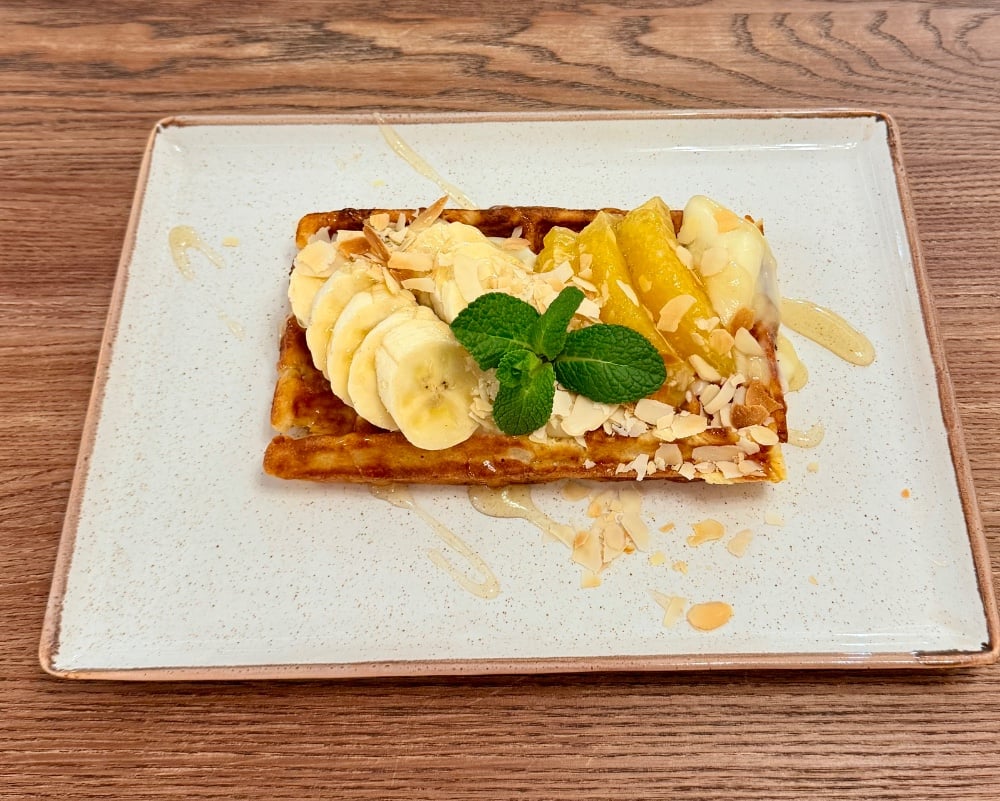 Сирна вафля з фруктами та заварним кремом