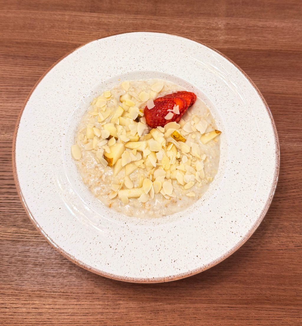 Вівсянка на молоці з фруктами