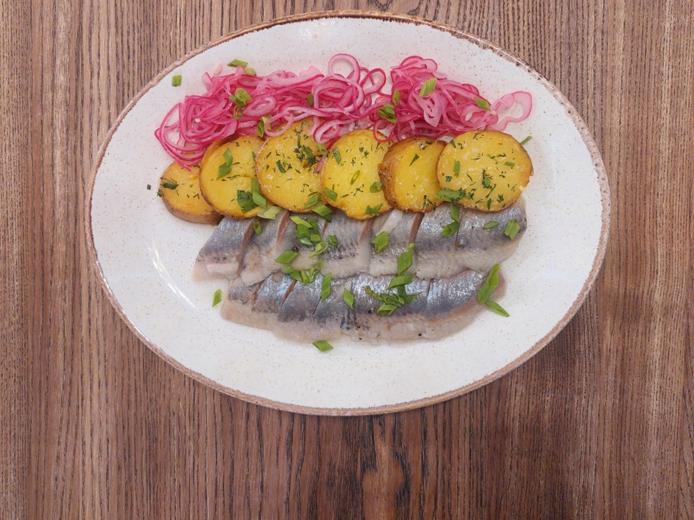Оселедець з картоплею та маринованою цибулею