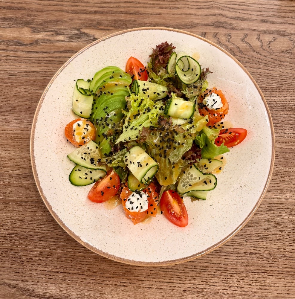 Зелений салат з лососем та авокадо
