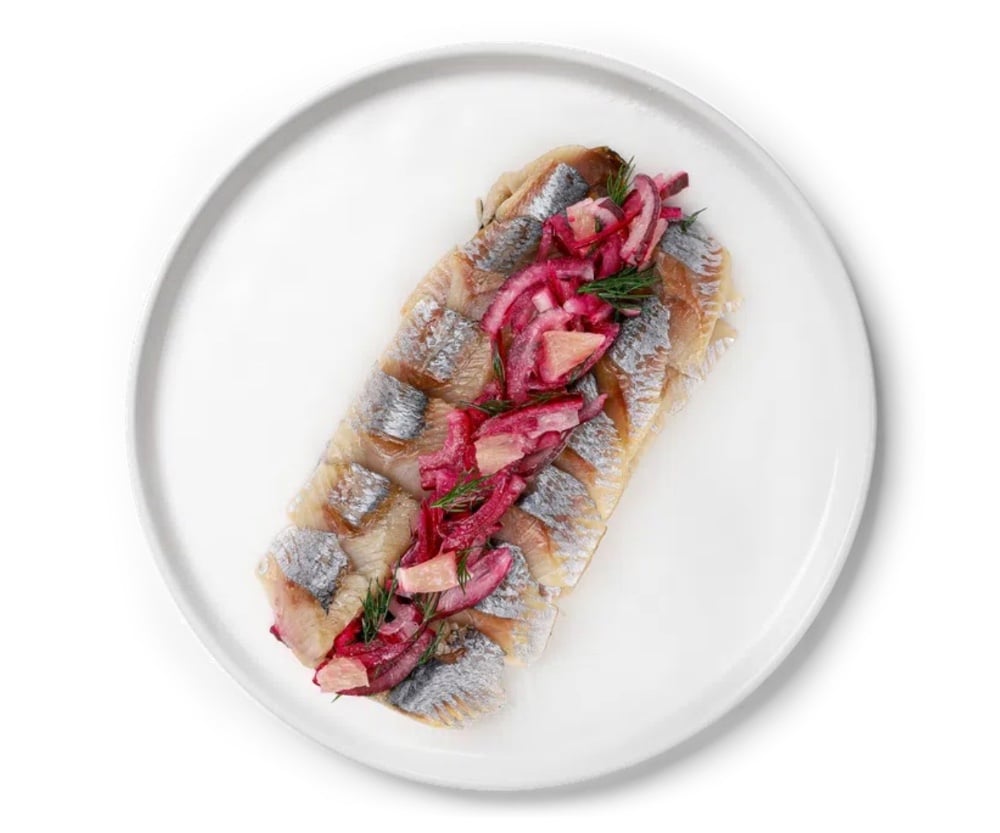 Оселедець з маринованою цибулею