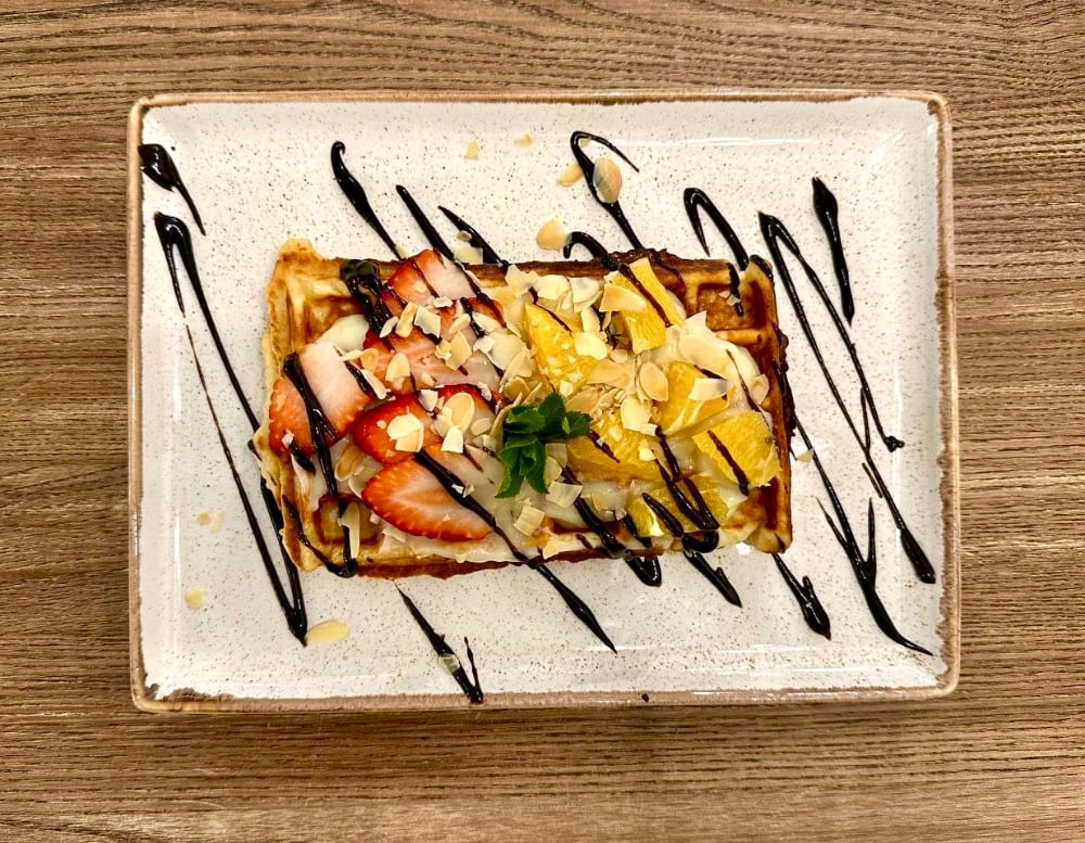 Сирна вафля з фруктами та заварним кремом