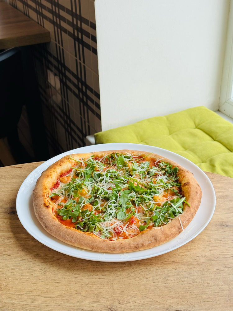 Піца з креветками та руколою