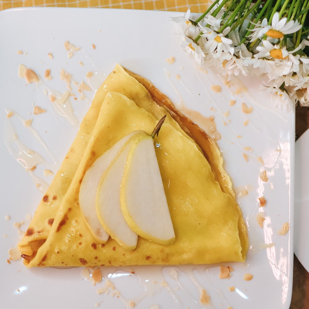 Crepe with caramelized pear and honey \ Креп с карамелизированной грушей и медом/ კრეპი კარამელიზებული მსხლით და თაფლით