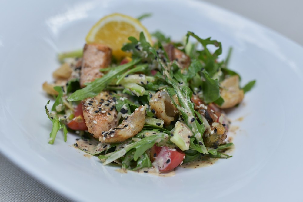 Salad with seafood and arugula in walnut sauce