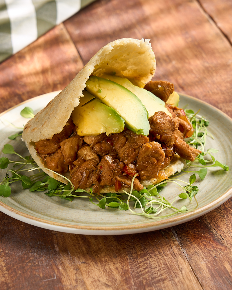 AREPA DE POLLO  AL GRILL CON REDUCCIÓN DE ASADO NEGRO