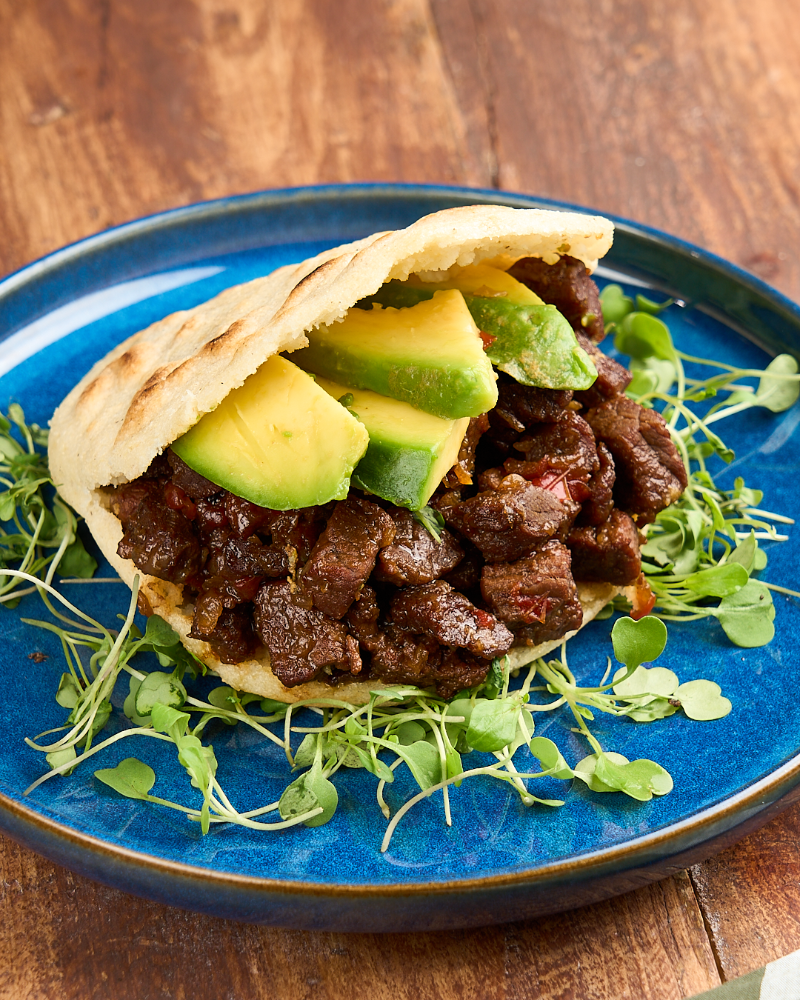 AREPA DE CARNE AL GRILL CON REDUCCIÓN DE ASADO NEGRO