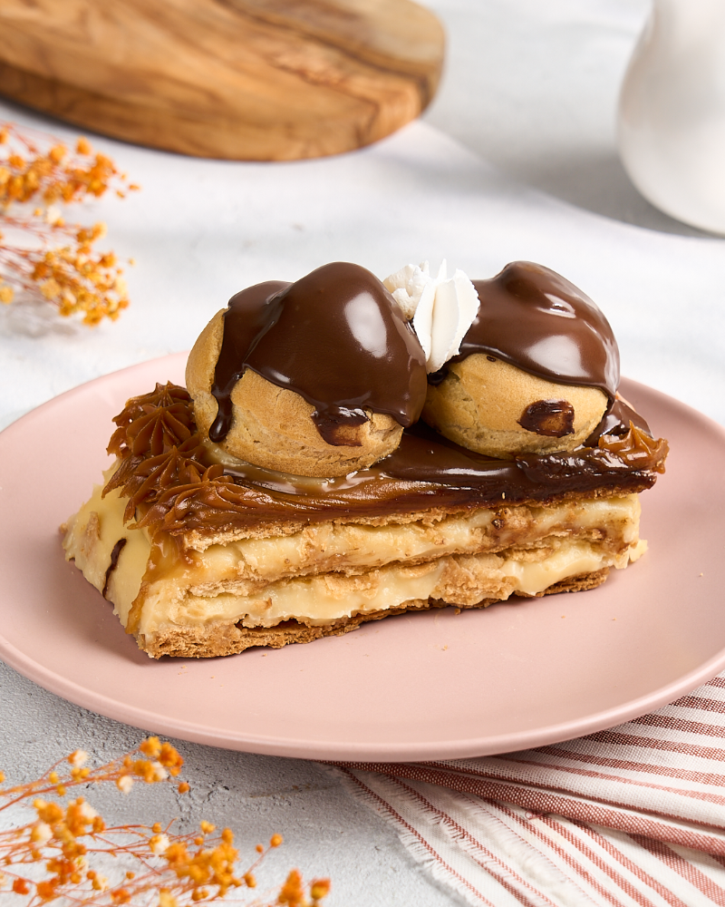 Porción de Milhojas con Profiteroles