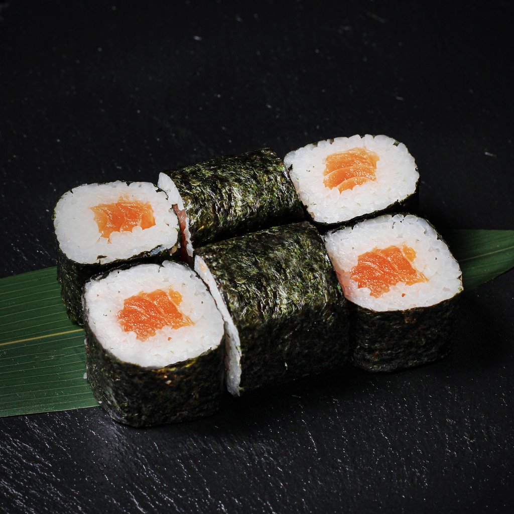 Макі з лососем - знижка до 35%