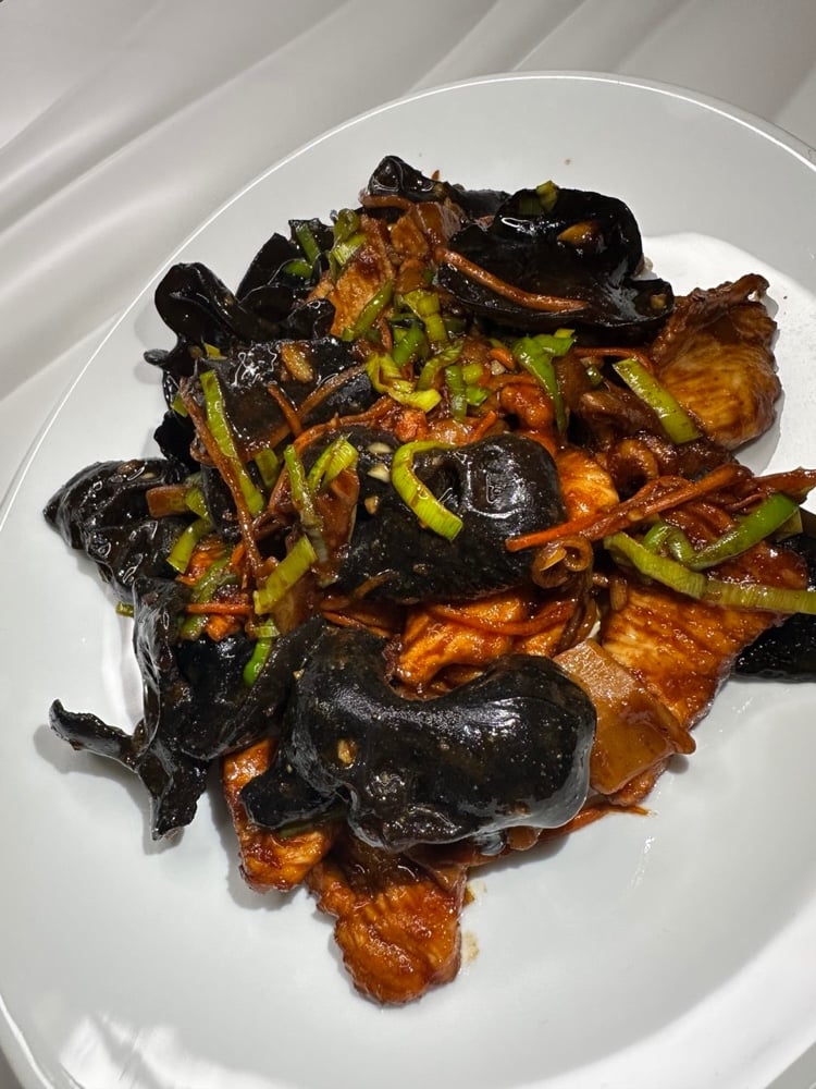 Курка з чорними грибами та бамбуком