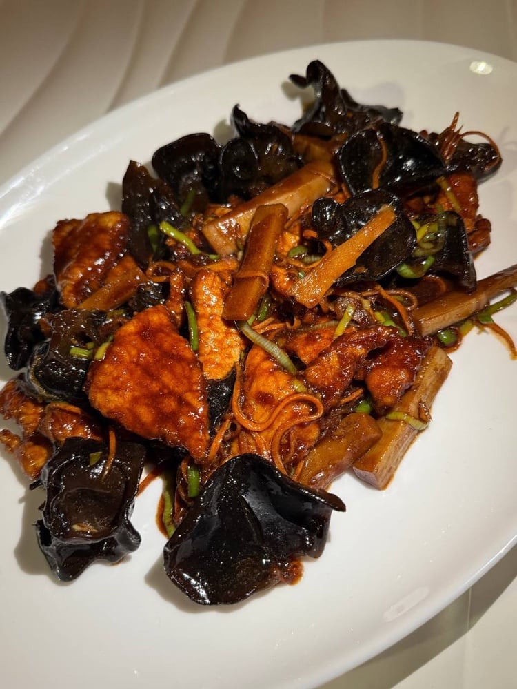 Свинина з чорними грибами та бамбуком