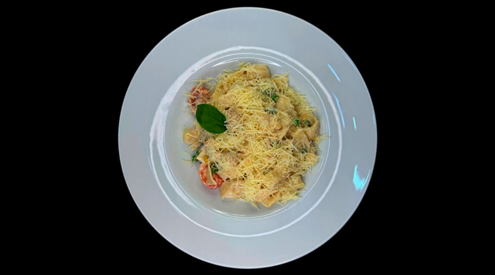 Паста з куркою та овочами 