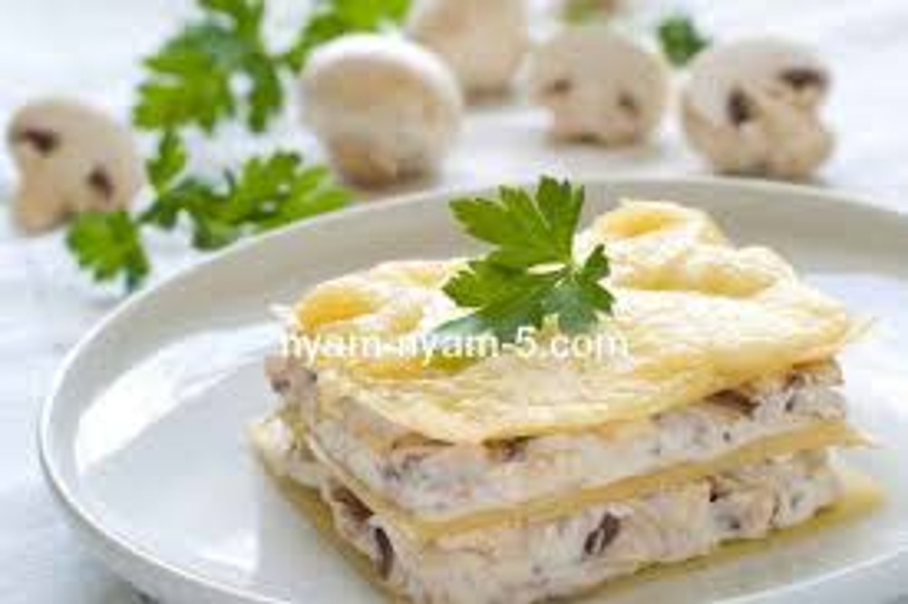 Лазанья куряча з грибами на вершковому соусі