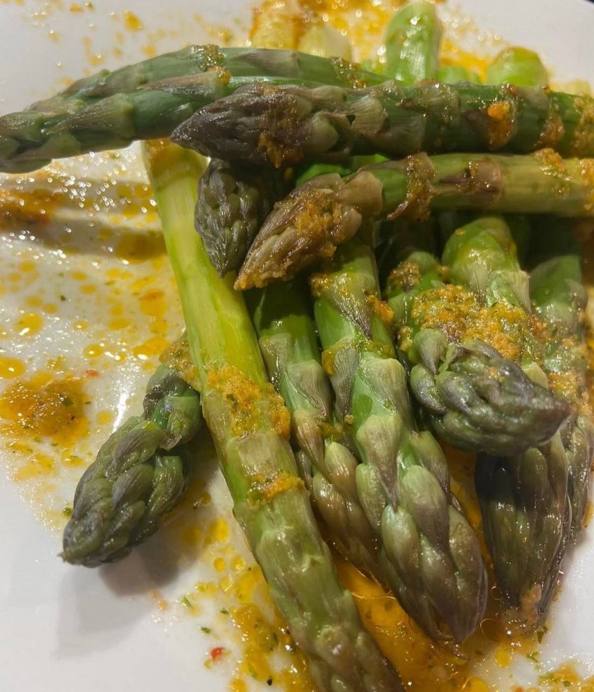 Спаржа з пармезаном