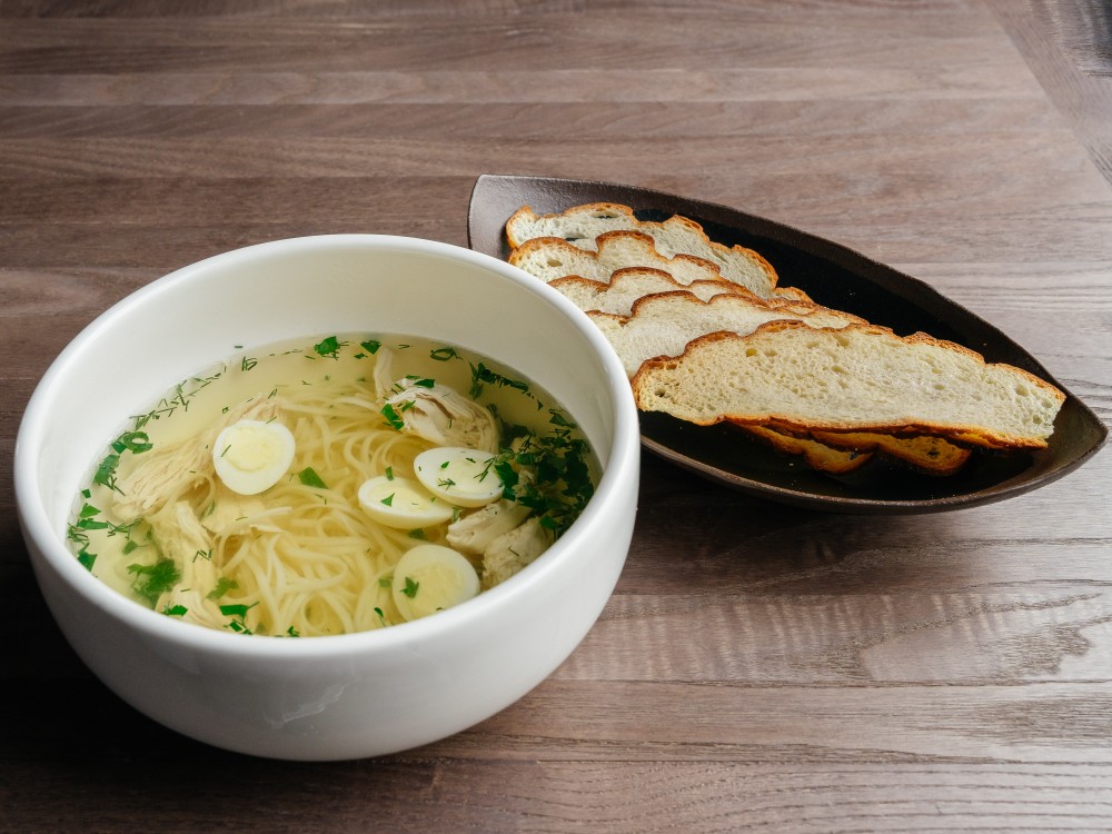Курячий бульйон з локшиною та яйцем