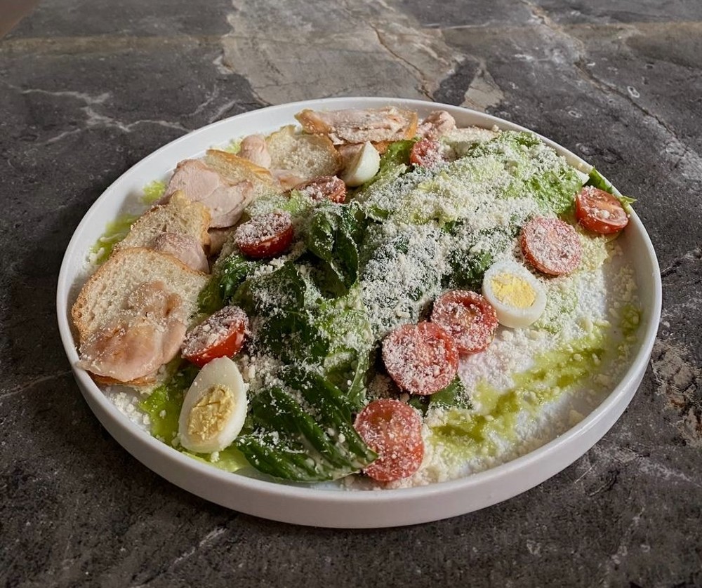 Салат Цезарь з куркою