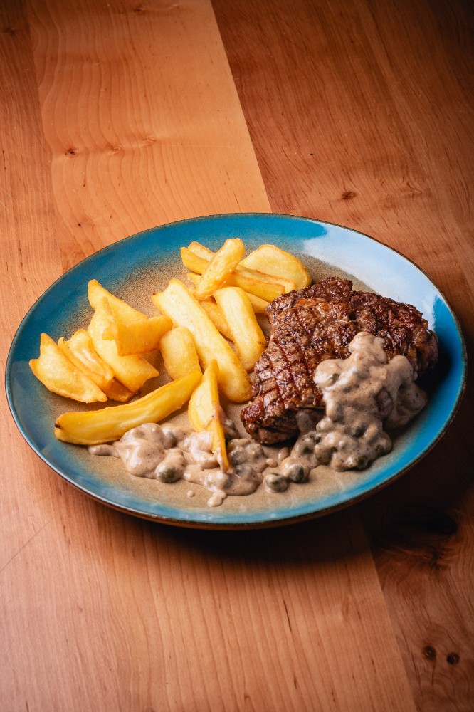 Стейк з яловичини з соусом Black pepper
