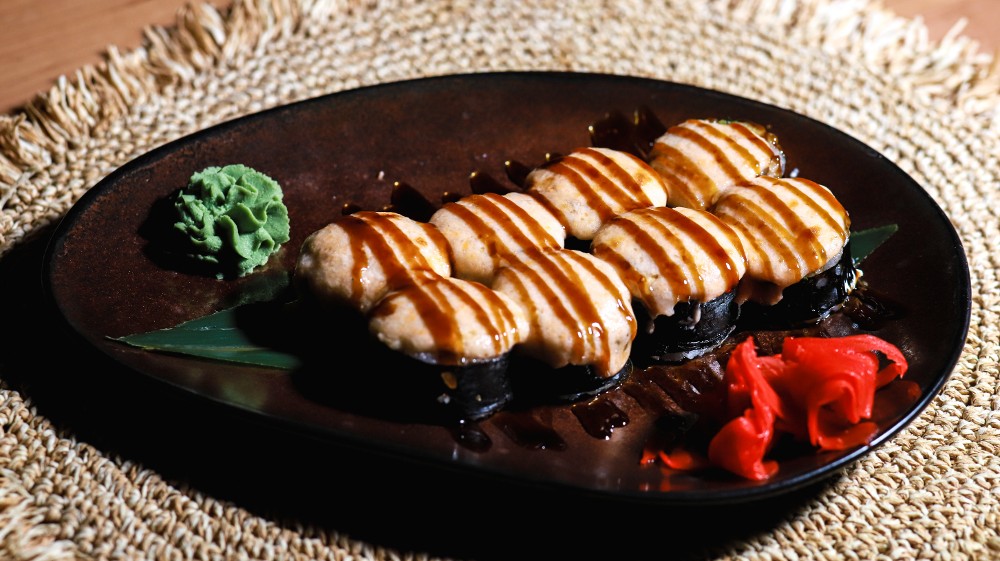 Запечений рол з вугрем та сніжним крабом