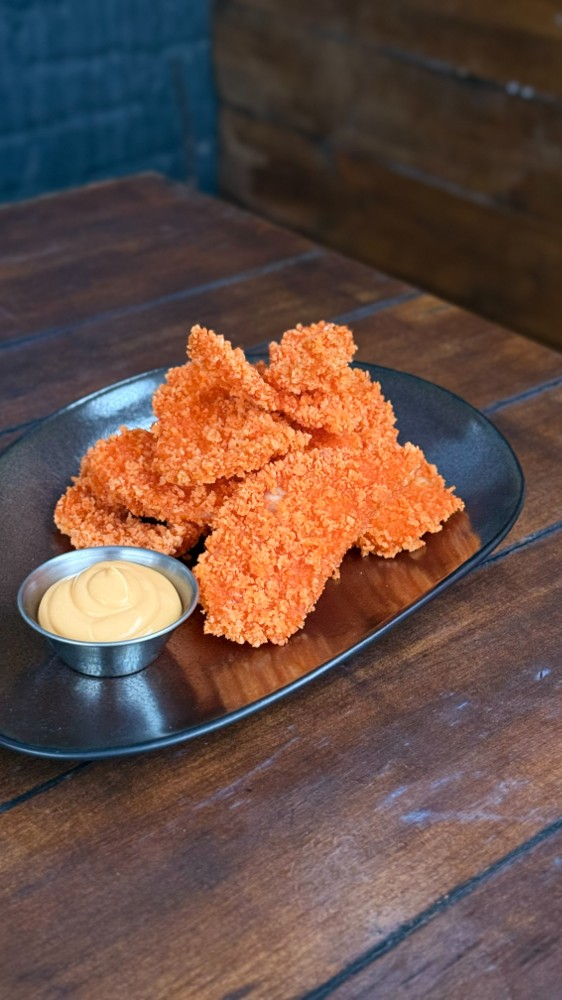 Курячі стріпси з сирним соусом