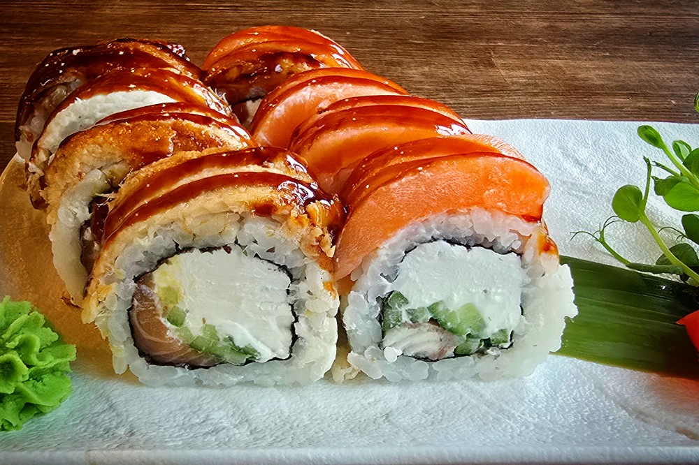 Філадельфія з лососем та вугрем