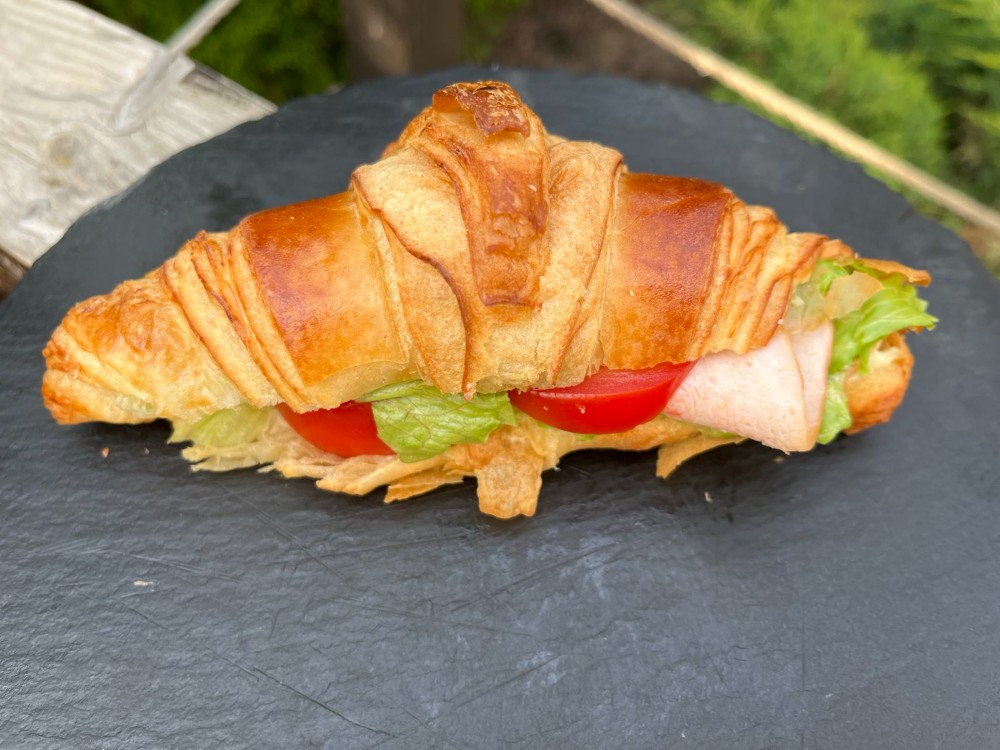 Круасан з копченою куркою 120