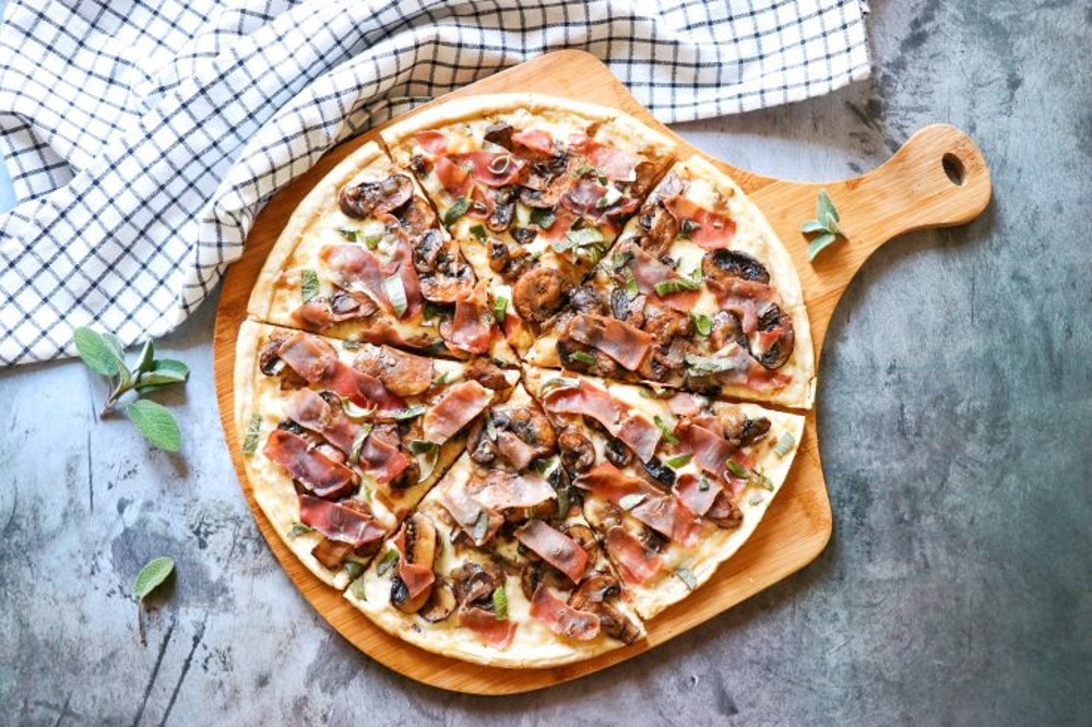 Pizza Prosciutto with Mushrooms