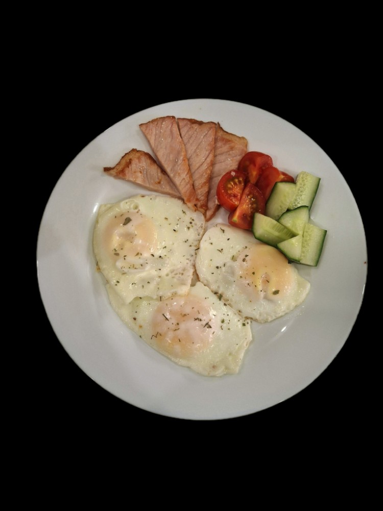 Яєчня з беконом та овочами