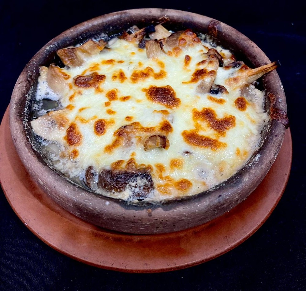 Запечені гриби з сиром сулугуні/Baked mushrooms with suluguni cheese.