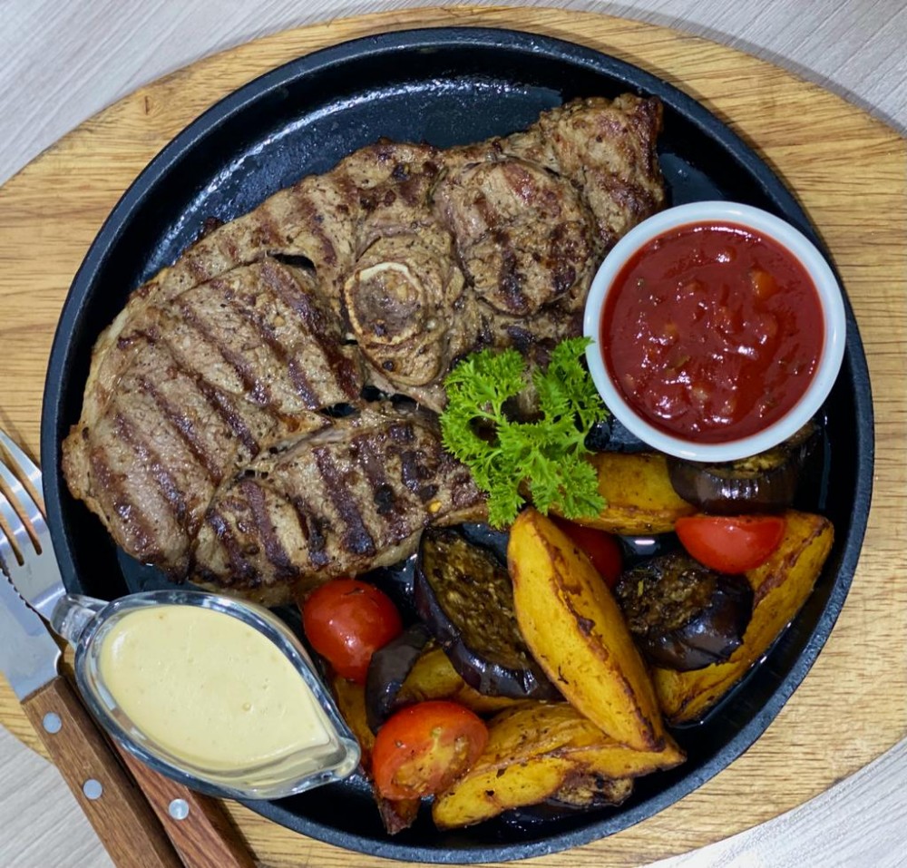 Стейк из баранины с овощами
