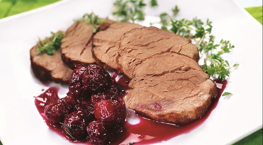 Яловичина під вишневим соусом