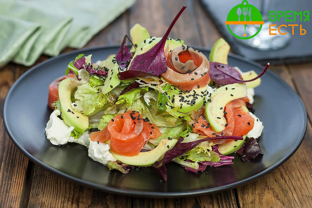 Салат з лососем і авокадо