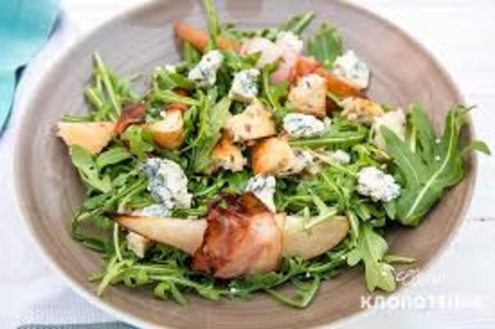 Салат з грушею та сиром брі