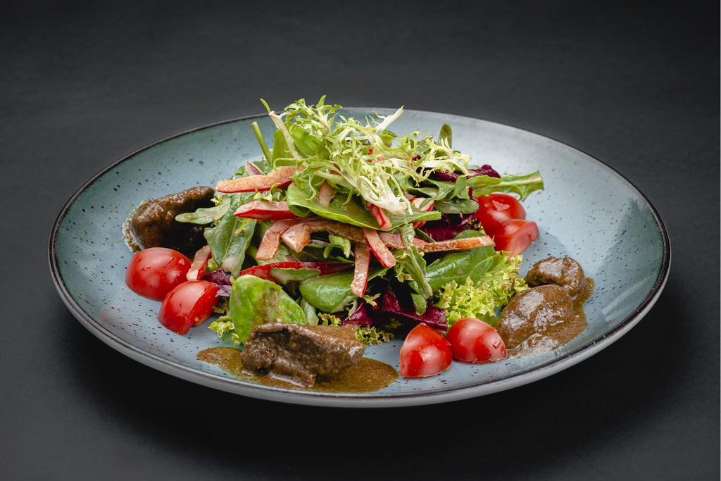 Теплий салат з курячою печінкою