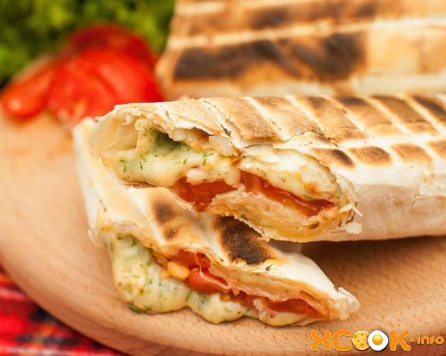 Лаваш з сулугуні томатом та зеленню