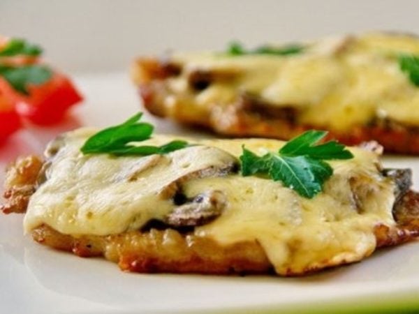 Відбивна під сиром та грибами