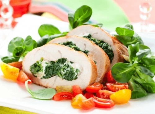 Рулет курячий з сиром та шпинатом 