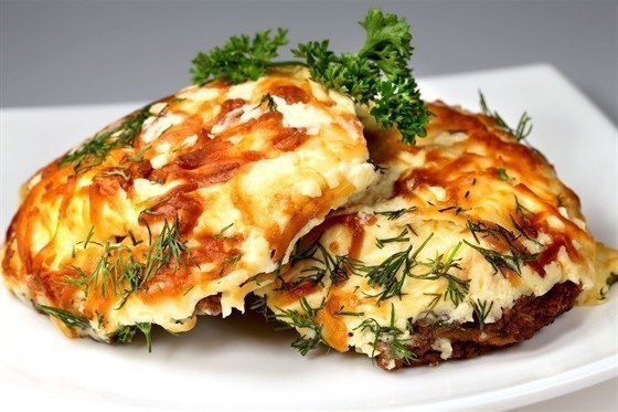 Куряча відбивна під сиром з томатами та базиліком