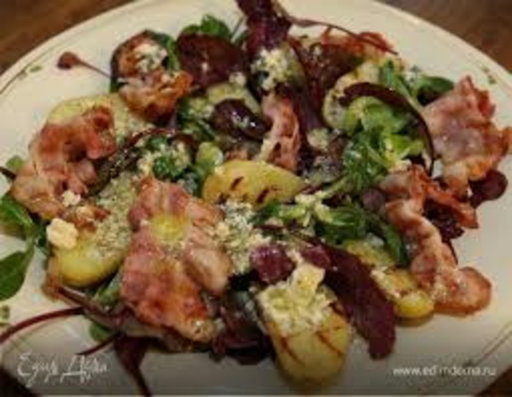 салат теплий з печеною картоплею та беконом