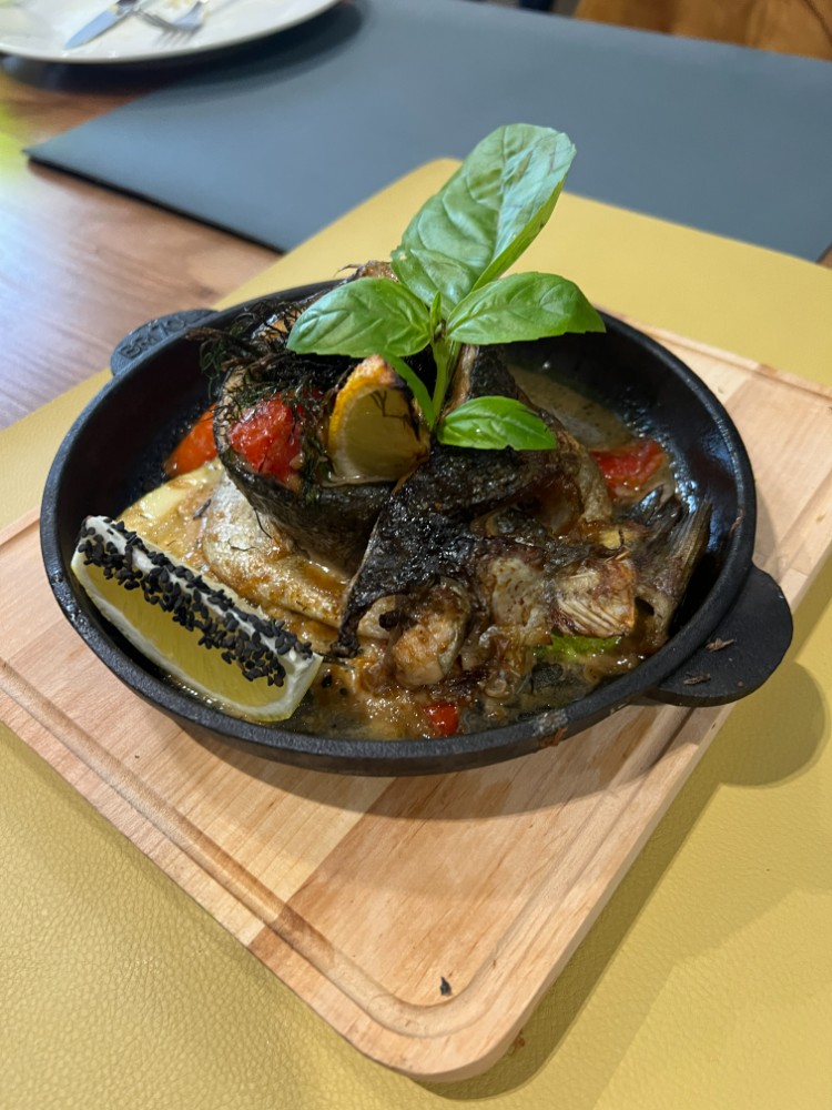 Форель Равлик на овочеві подушці з ікорним соусом