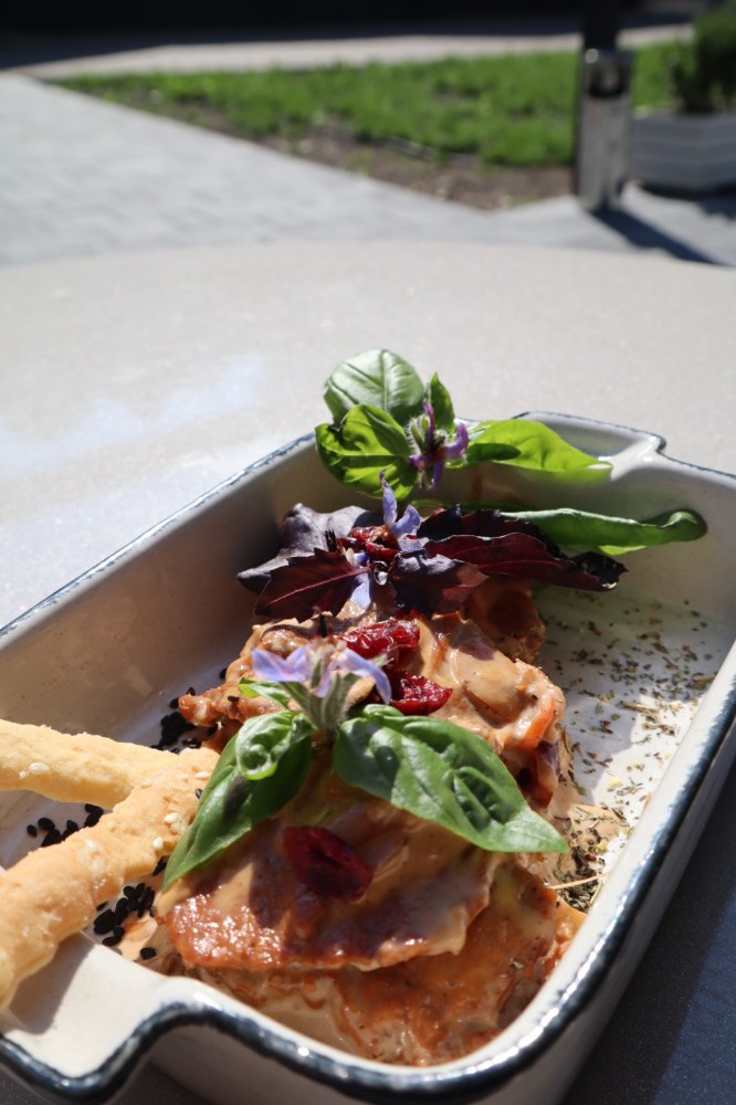 Телятина у вершково-грибному соусі