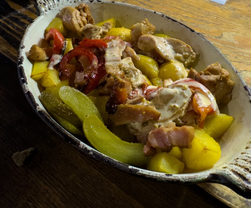 Пательня з куркою та беконом 